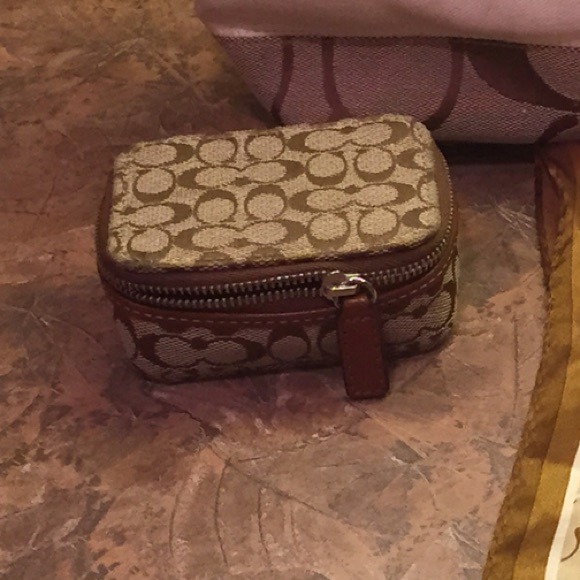 HOLD Coach pill box (no bottles)