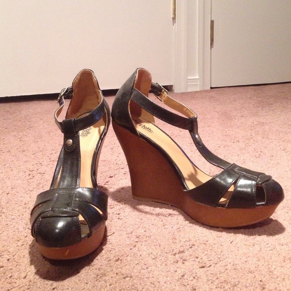 Black and brown base wedges