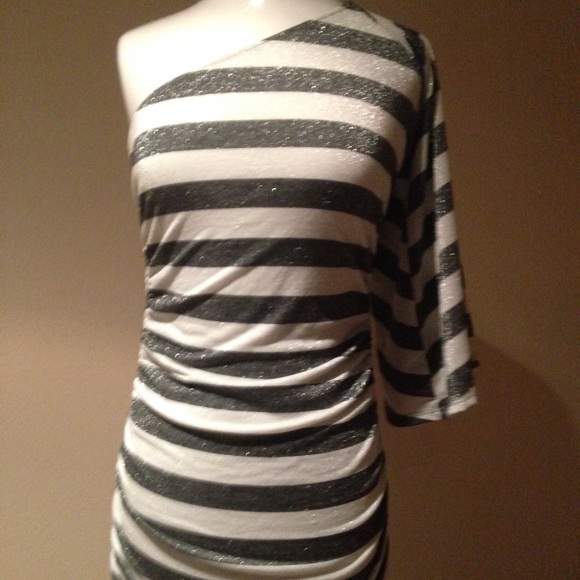 🎌BUNDLED🎌 Grey & white asymmetrical dress - Picture 2 of 3