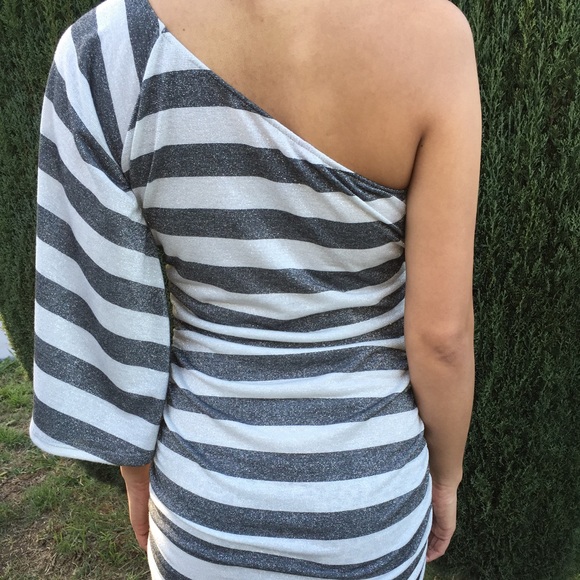 🎌BUNDLED🎌 Grey & white asymmetrical dress - Picture 3 of 3