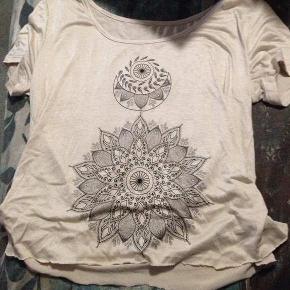 BOX ITEM # 12 TRIBAL BALL PRINT TOP PAY THRO MERC