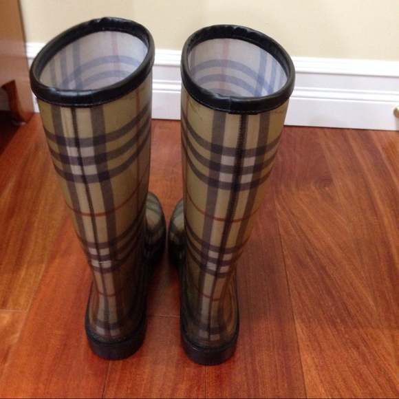 Authentic Burberry rain boots - Picture 3 of 4