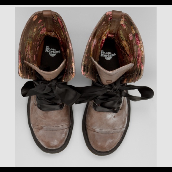 Dr Marten triumph 1914 size 8 with box, new!