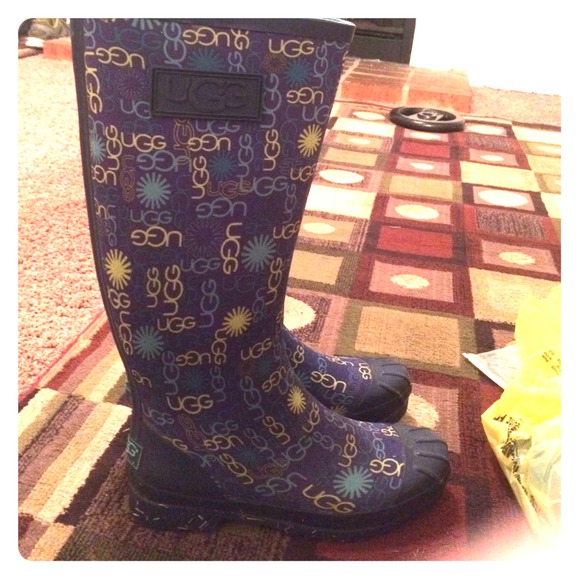 Size 9 ugg rainboots!