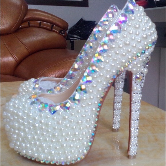 stiletto red bottom shoes