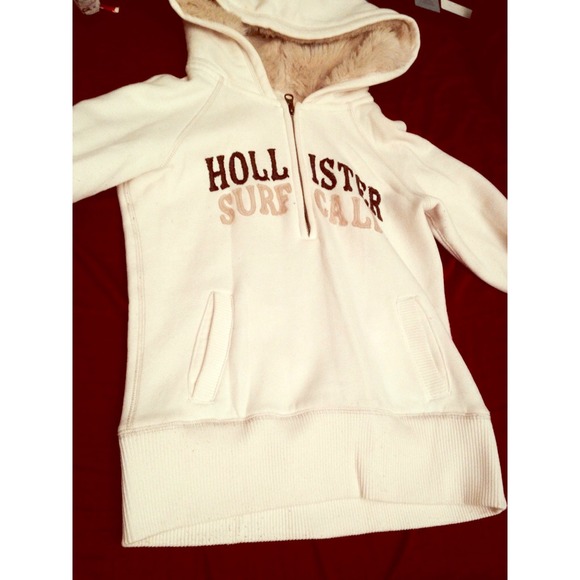 Super soft half-zip Hollister sweater. - Picture 1 of 3