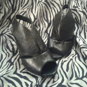 Fioni black leather peep toe pumps