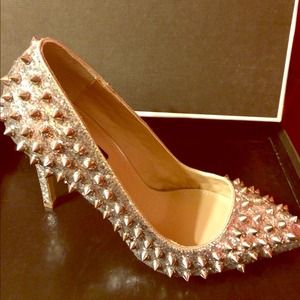 Shoe mint spiked pumps
