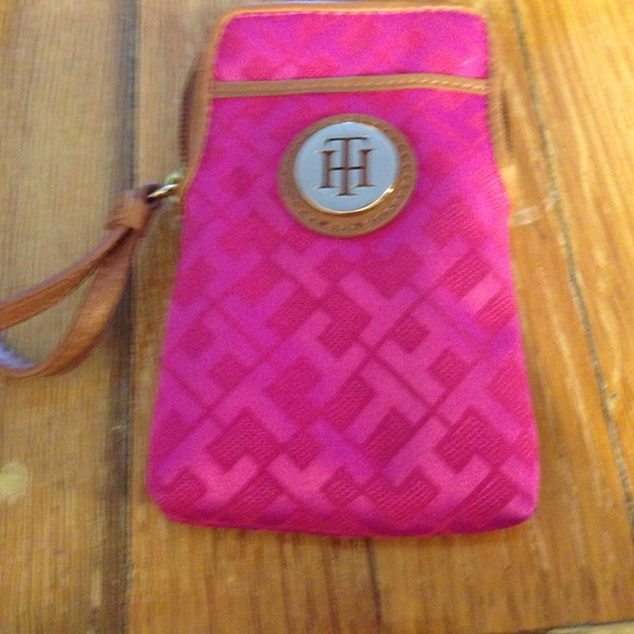 Tommy Hilfiger Clutches & Wallets - Tommy hillfiger wristlet