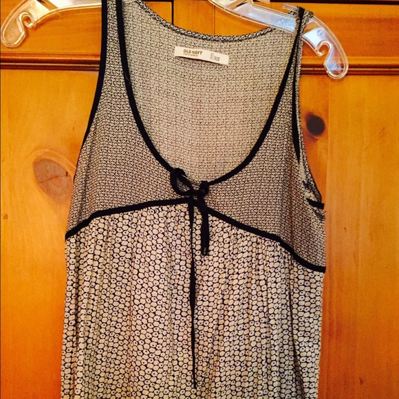 Never before worn Old Navy floral top. XS