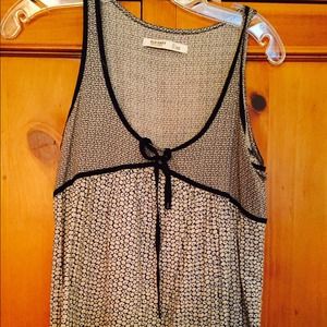 Never before worn Old Navy floral top. XS