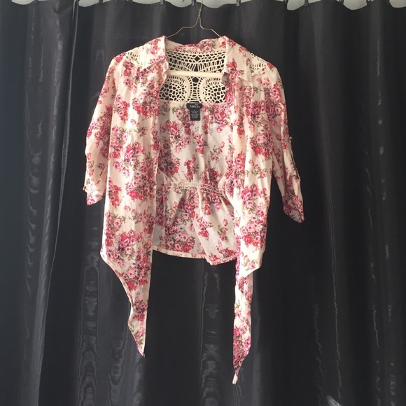 Very pretty floral button up - Picture 1 of 2
