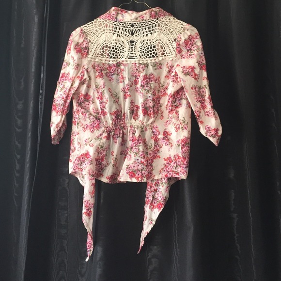 Very pretty floral button up - Picture 2 of 2