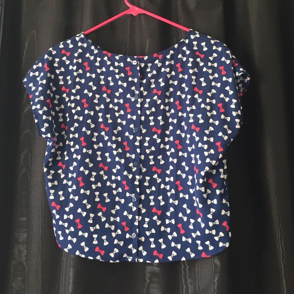 SUPER cute H&M loose fitting cropped bow shirt - Picture 2 of 2