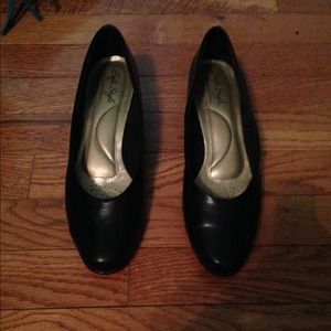Black pumps