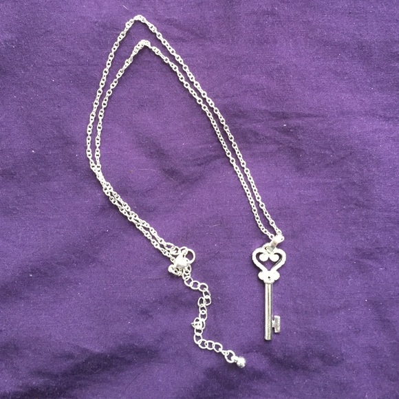 Pretty key necklace - Picture 1 of 3