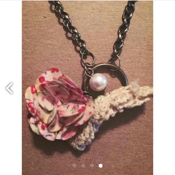 Two Necklace bundle - Picture 4 of 4