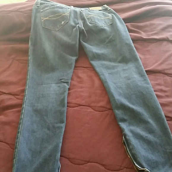 Abercrombie & Fitch - Picture 3 of 4