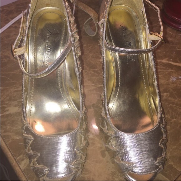 GOLDEN HEELS