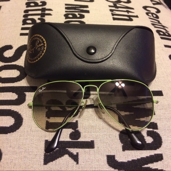Light green Rayban sunglasses authentic..RB 3025
