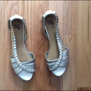 Comfortable dressy flats