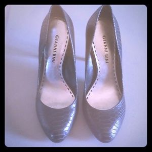 Black pumps