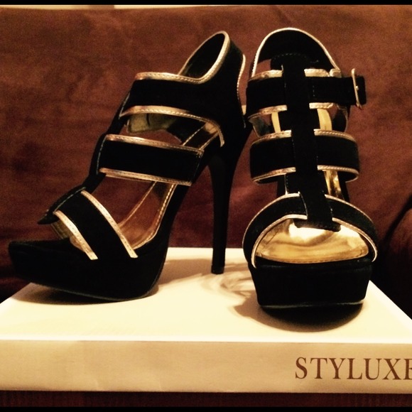 Black and gold platform heels - Picture 1 of 2