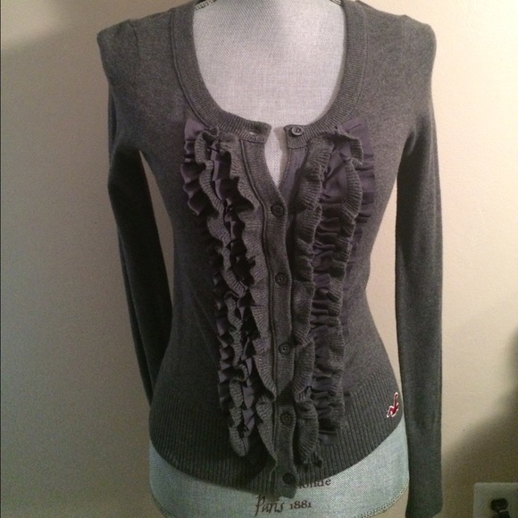 ⬇️Price drop ✨Grey ruffle cardigan