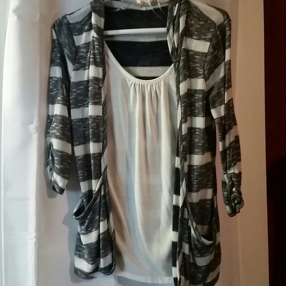 Quarter sleeve double layered shirt with hood