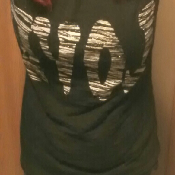 Its a black shirt - Picture 2 of 3