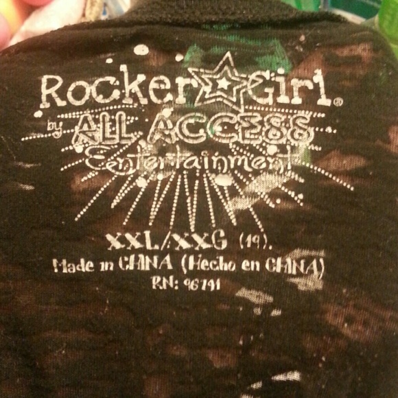 Its a black shirt - Picture 3 of 3