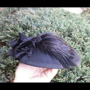 *SOLD* Vintage 50's style black round feather hat