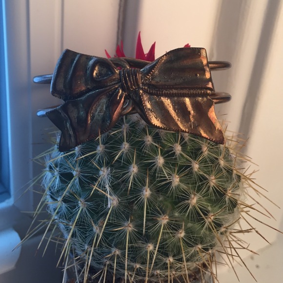 Antiqued golden bow bracelet - Picture 2 of 4