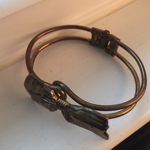 Antiqued golden bow bracelet - Picture 3 of 4