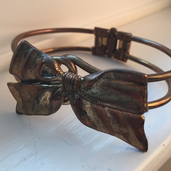 Antiqued golden bow bracelet - Picture 4 of 4