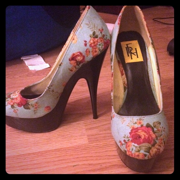 Turquoise floral print platform pumps