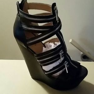 Black wedges