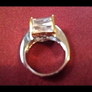 Beautiful diamond inspired ring size 5 NWOT
