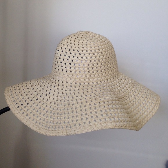 Accessories - Flirty Patterned Straw Hat