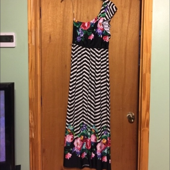 Black/white floral maxi dress