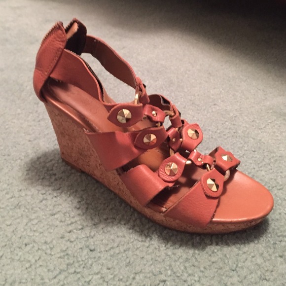 Loft gladiator cognac and gold wedge