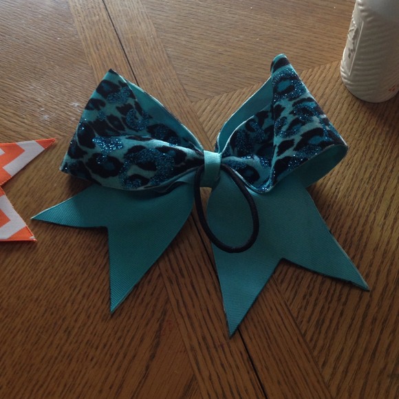Cheer bow - Picture 2 of 2