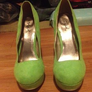 Green high heels 👠