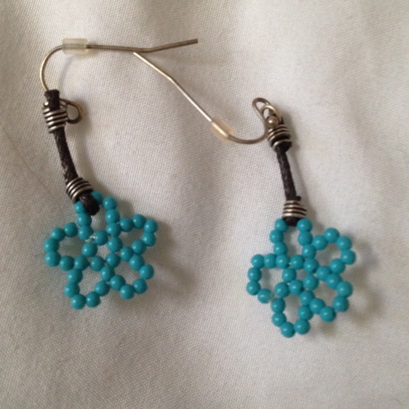 Aeropostale flower bead earrings