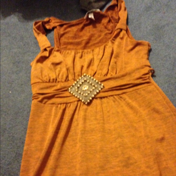 Cute orange shirt!