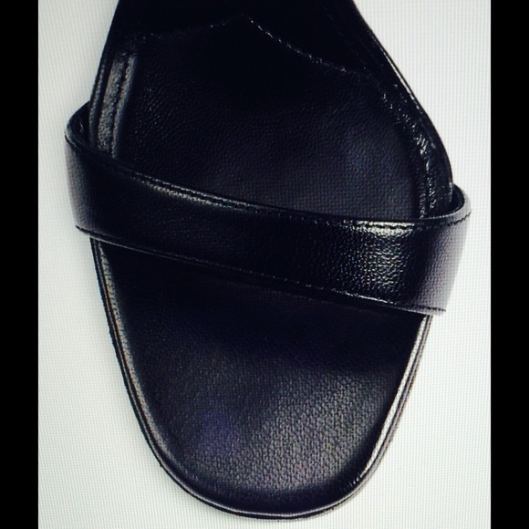 ❌SOLD❌Prada crisscross strappy leather sandals - Picture 3 of 4