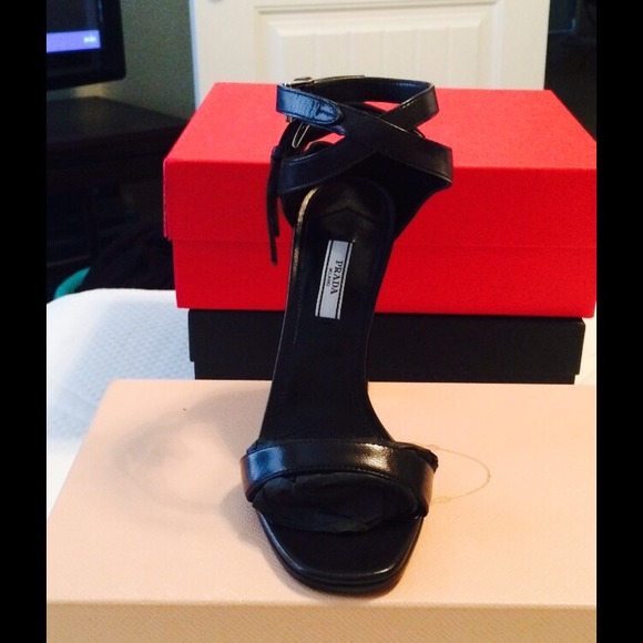 ❌SOLD❌Prada crisscross strappy leather sandals - Picture 4 of 4