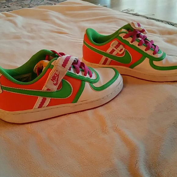 Tennis shoes
