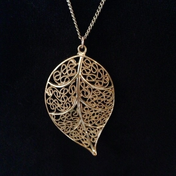 Beautiful gold leaf vintage looking necklace - 32"