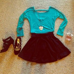 ♦️SOLD♦️Green stretchy material top size S